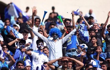 تجمع اعتراضی دوباره هواداران استقلال مقابل در باشگاه