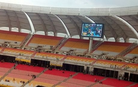 استقبال ضعیف تماشاگران از دربی اصفهان و حضور نمادین گیت‌های الکترونیکی