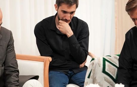 حضور مدیر عامل شرکت بیمه دی در منزل شهید ذاکری؛ احسان ذاکری تمام ویژگی های یک شهید را در زمان حیاتش داشت