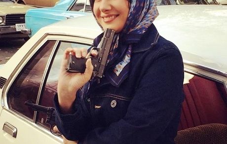 اسلحه به دست شدن خانم بازیگر در خیابان در یک فیلم + عکس