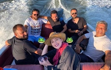 قایق سواری خانم بازیگر با آقایون معروف + عکس