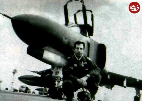 جواد فکوری، فرمانده نیروی هوایی ارتش در کنار جنگنده اش