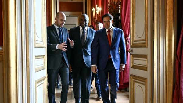 گفت و گو با ایران متوقف نمی شود