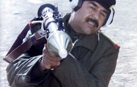 تصویری از  «صدام» در حال شلیک آر پی جی به سمت ایران در دوران جنگ