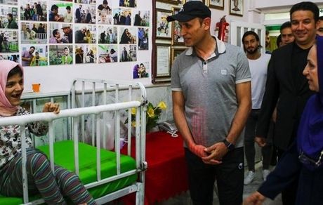 گل محمدی با دختران کم توان ذهنی پا به توپ شد 