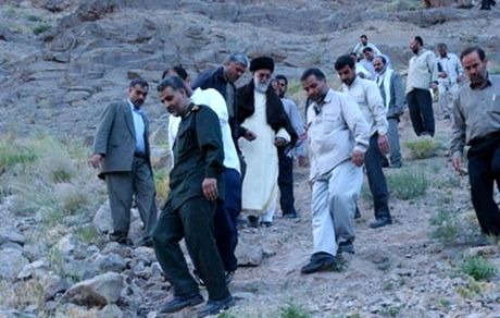 تصویری از کوهنوردی «سردار سلیمانی» در کنار «رهبر انقلاب» در کرمان