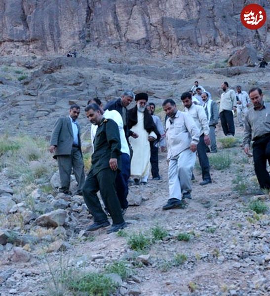 تصویری از کوهنوردی «سردار سلیمانی» در کنار «رهبر انقلاب» در کرمان