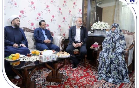 دیدار مدیرعامل بانک صادرات ایران با مادر و خانواده «شهید محمدنبی محمدی»