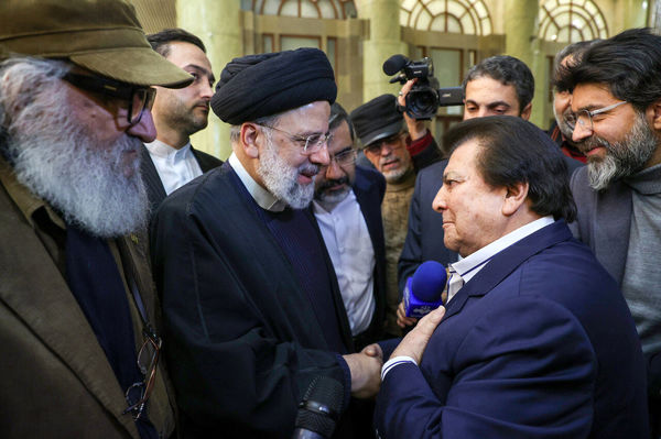 تصویری از دیدار ابراهیم رئیسی و عباس قادری در حاشیه یک مراسم