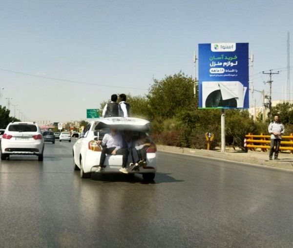 حرکت خطرناک راننده مشهدی برای جابه‌جایی چند شهروند! + تصویر