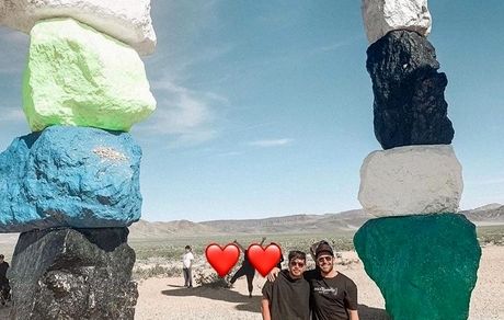 گلزار و دوستش در مکانی دیدنی + عکس