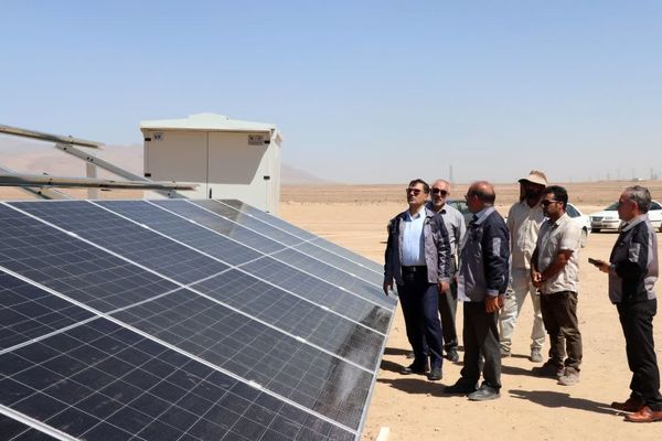 بازدید مدیر عامل شرکت آلومینای ایران از نیروگاه برق خورشیدی