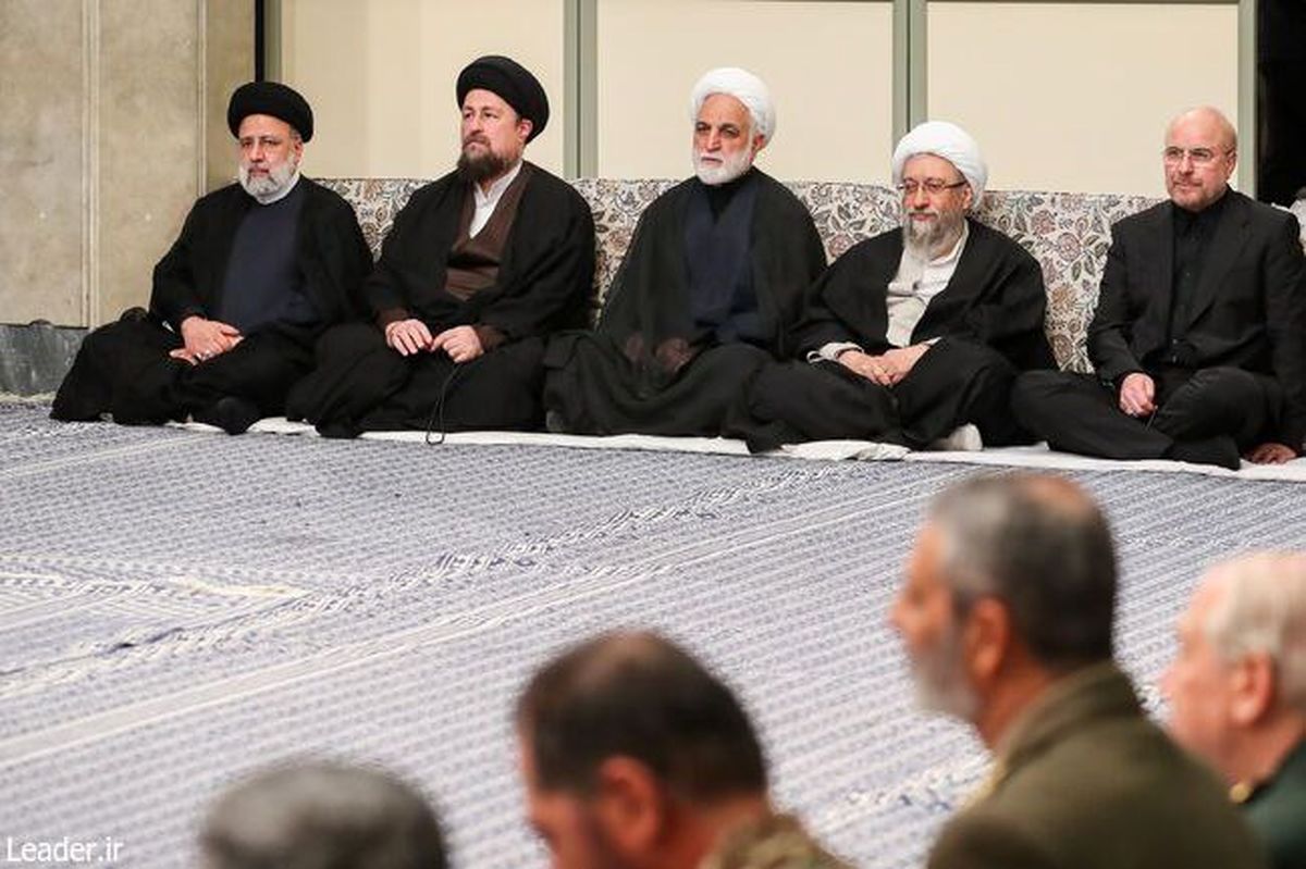 عکس جنجالی حسن خمینی در جایگاه سران نظام در دیدار با رهبر انقلاب