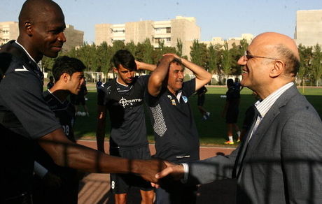 استقلال مهاجم جدید جذب می کند 