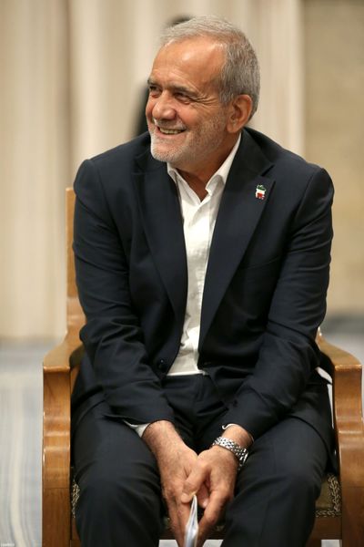 پزشکیان مانند همتای آمریکایی خود، قدرت مطلق ندارد