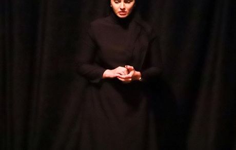 خانم بازیگر در صحنه ای سیاه و تاریک + عکس