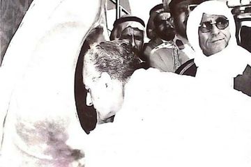 عکسی دیده نشده از محمدرضاشاه در حال زیارت حجرالاسود ۱۳۴۷