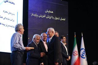 معرفی و تقدیر از پیشکسوتان و  نمایندگان برتر بیمه آسیا در رشتههای بیمه ای
