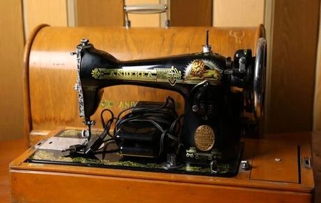 چک و چانه برای خرید چرخ خیاطی 6 میلیاردی! + فیلم