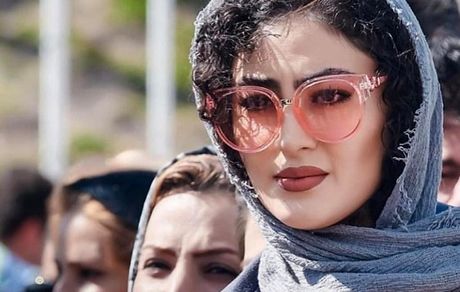بانوی عمارت با چهره ای جذاب + عکس