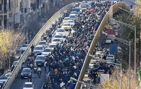 روایت تازه از اعتراضات امروز: تا زمانی که دلار پایین نیاید همین کار را می‌کنیم!