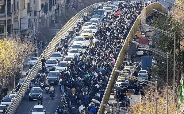 روایت تازه از اعتراضات امروز: تا زمانی که دلار پایین نیاید همین کار را می‌کنیم!