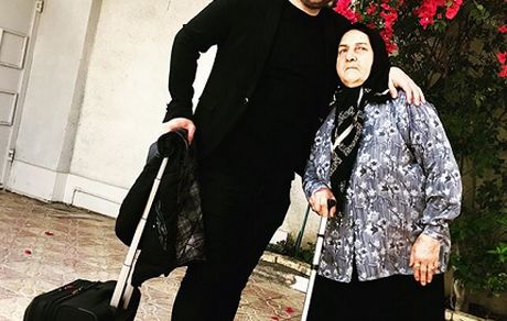 شهرام قائدی در کنار مادرش