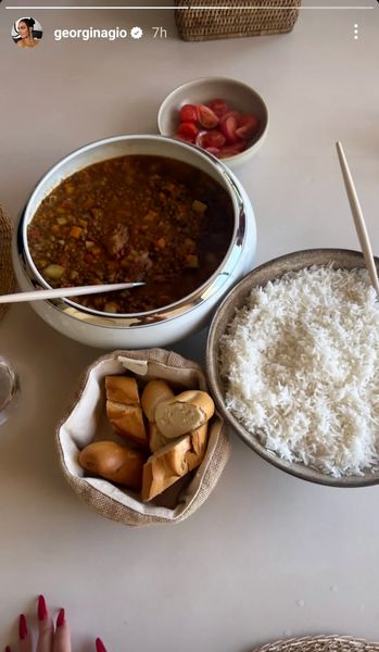 تصویری از همسر رونالدو در حال خوردن غذای ایرانی