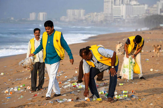 مشارکت 20 هزار نیروی داوطلب در جمع آوری زباله‌ها از سواحل هند/ خبرگزاری فرانسه
