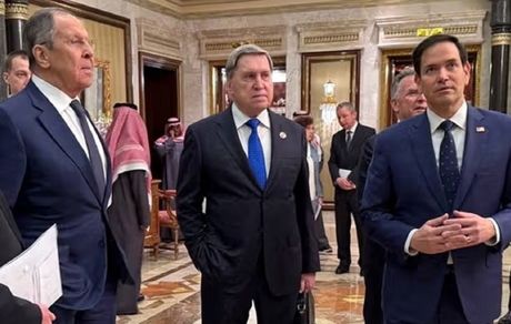 دیدار وزرای خارجه آمریکا و روسیه در حاشیه نشست آسه‌آن/ تغییر لحن ترامپ در قبال روسیه