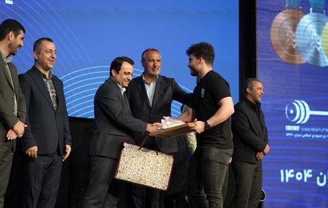 ​تجلیل از قهرمانان تیم ملی وزنه‌برداری در آیین ویژه بانک صادرات ایران / تأکید بر تداوم حمایت از قهرمانی، رفتار پهلوانی و اخلاق ورزشی