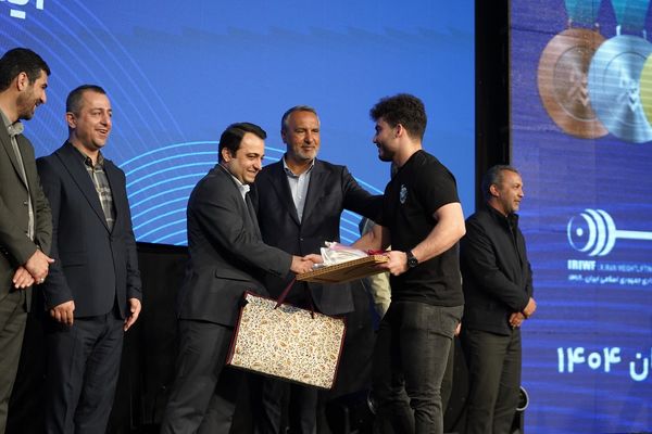 ​تجلیل از قهرمانان تیم ملی وزنه‌برداری در آیین ویژه بانک صادرات ایران / تأکید بر تداوم حمایت از قهرمانی، رفتار پهلوانی و اخلاق ورزشی