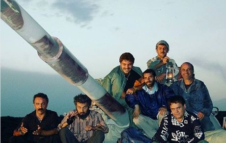 بازیگران اخراجی روی تانک