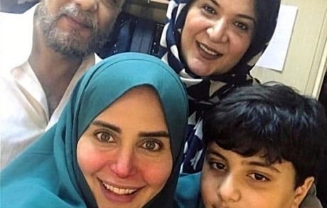الناز شاکردوست با لباس پرستاری کنار خانواده جعفری + عکس