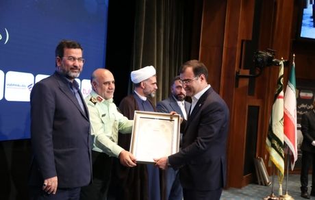 تجلیل از مدیرعامل بیمه البرز به عنوان جهادگر اقتصادی