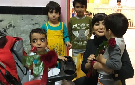 دیدار مریم معصومی از آسایشگاه معلولین + عکس