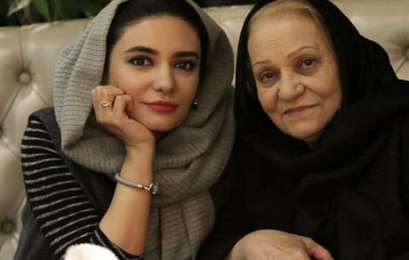 عکس لیندا کیانی در کنار مادرش