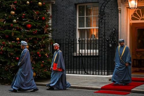 هیات عالی رتبه سلطان عمان در حال ترک مقر نخست وزیری انگلیس در لندن پس از دیدار با بوریس جانسون نخست وزیر/ رویترز