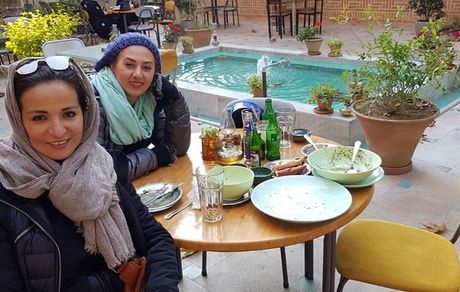 کافه گردی خان بازیگر و دوستش در هوای زیبای پاییزی + عکس