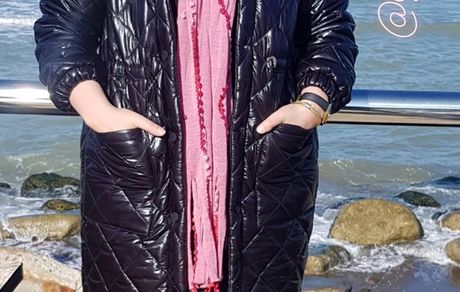 سپیده خداوردی لب ساحل سنگی دریا + عکس