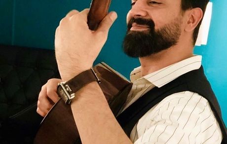 گیتار به دست شدن آقای بازیگر خوش صدا + عکس