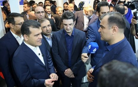 بازدید معاون علمی و فناوری رئیس جمهور از غرفه بیمه البرز در نمایشگاه پتروشیمی
