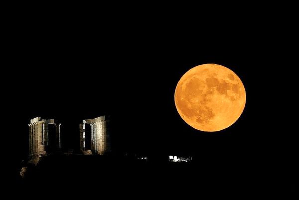 نمایی از طلوع قرص کامل ماه در معبد پوزئیدون
