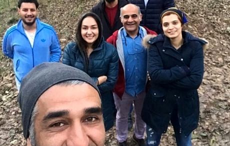 پژمان جمشیدی و همکارانش در روزهای سرد پاییزی + عکس