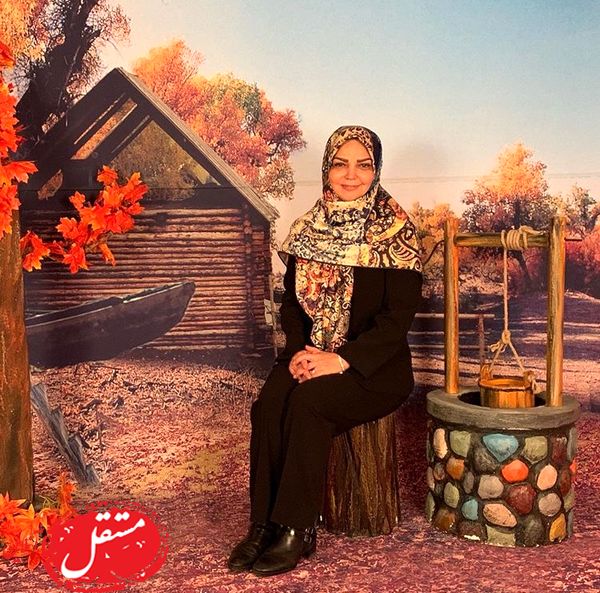 بک گراند زیبای خانم مجری + عکس
