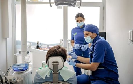 میانگین درآمد دندانپزشک در کانادا حدود 150.000 دلار کانادا در سال است

