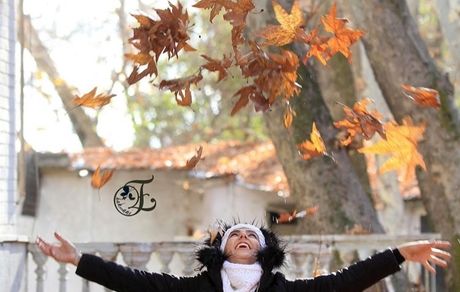 بازیگر تازه عروس در میان برگهای پاییزی + عکس