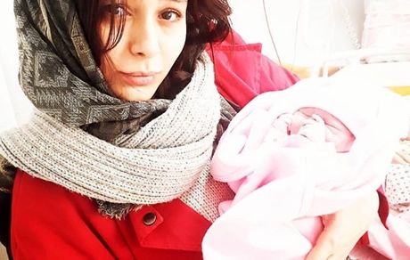 دختر کوچولوی دوست خانم بازیگر در بیمارستان + عکس