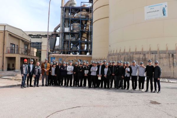 بازدید دانش‌آموزان پایه نهم مدرسه نمونه دولتی موعود شهرستان گرمه از شرکت آلومینای ایران​