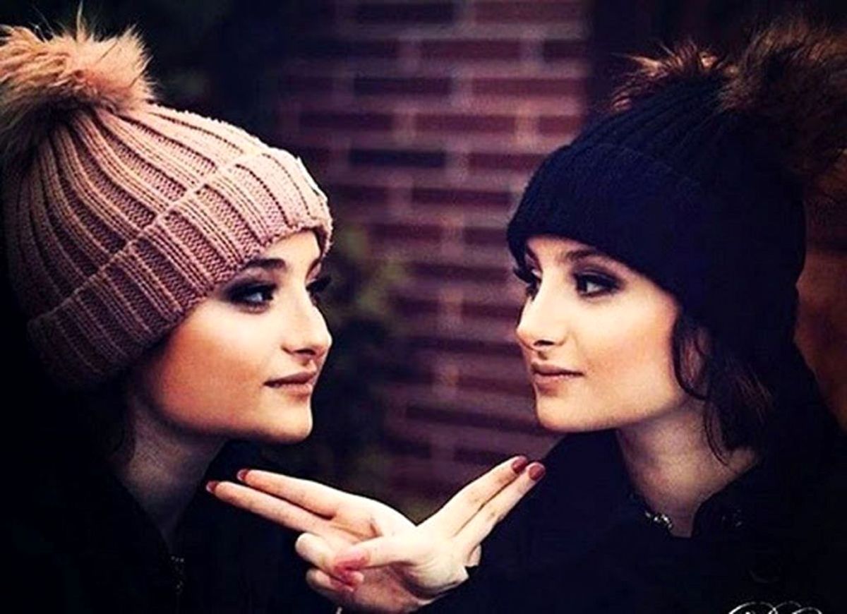 ژست لاکچری سارا و نیکا با سگ های شکاری غوغا به پا کرد + تصاویر